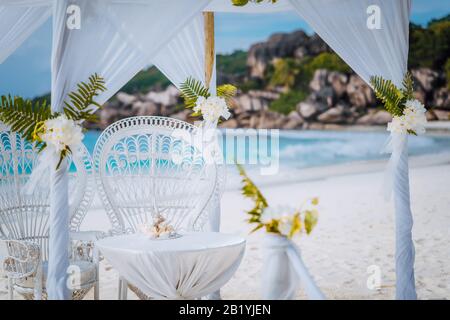 Île De La Digue, Seychelles. Accessoires de célébration de mariage romantique, table et chaises sur la célèbre plage tropicale de sable Grand anse Banque D'Images