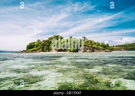 Petite île dans une île peu profonde au lagon de Port Gcaud, île de Mahe, Seychelles Banque D'Images