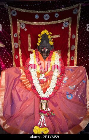 Idole décorative de la déesse dans le temple, près de la statue de Gommateshwara, colline de Vindhyagiri, Shravanabelagola, Karnataka, Inde Banque D'Images