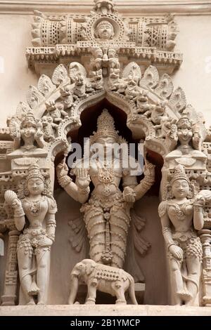 Idoles sculptées colorées sur le mur intérieur de Jain Mutt, Shravanabelagola, Karnataka, Inde Banque D'Images