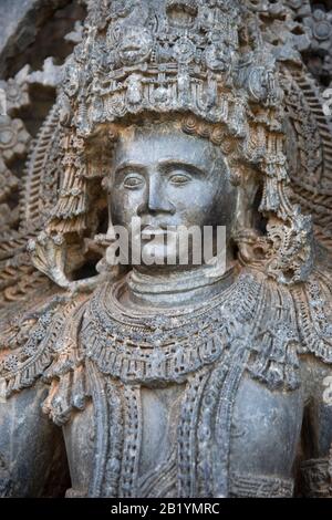 Gros plan du visage de Dwaapalaka à l'entrée de Mandapam du temple principal temple Hoysaleswara Shiva temple, Halebidu, Karnataka, Inde Banque D'Images