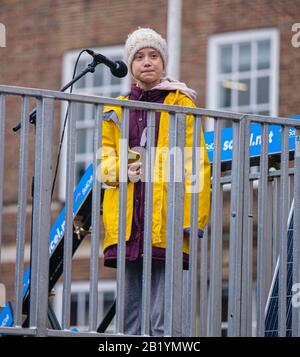 GRETA Thunberg s'exprimant lors de la manifestation sur le climat de Bristol Youth Strike 4 à College Green, Bristol - le 28 février 2020 Banque D'Images