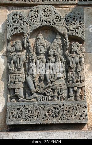 Siva et Parvathi ont sculpté des idoles sur le mur extérieur du complexe du Temple Chennakeshava, Belur, Karnataka, Inde Banque D'Images