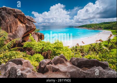 Vue panoramique sur la plage tropicale la plus spectaculaire Grande Anse sur l'île de la Digue, Seychelles. Vacances vacances style de vie concept Banque D'Images