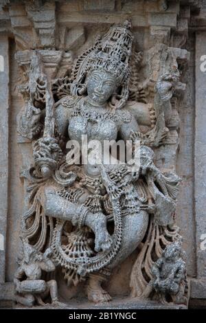 Idoles sculptées sur le mur extérieur du complexe du Temple Chennakeshava, Belur, Karnataka, Inde Banque D'Images