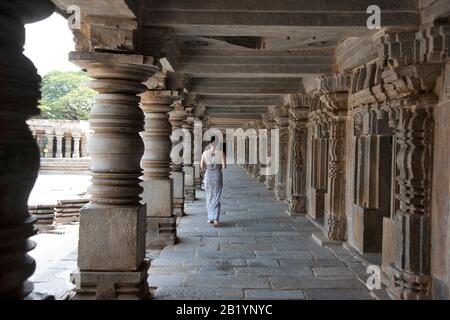 Somanathapura, Karnataka, Inde, novembre 2019, Tourisme marchant les couloirs et les piliers sculptés du temple de Chennakesava Banque D'Images