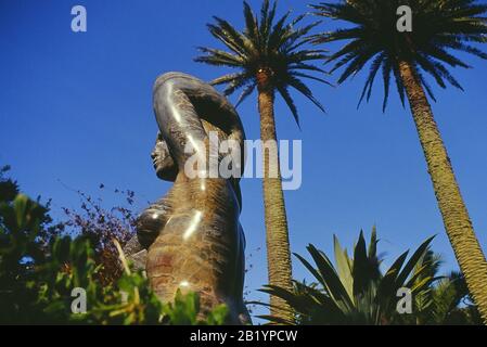 Gaia la statue de marbre mère de la Terre aux jardins de l'abbaye, Tresco, Iles de Scilly, Cornwall, Angleterre, Royaume-Uni Banque D'Images