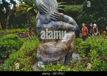 Gaia la statue de marbre mère de la Terre aux jardins de l'abbaye, Tresco, Iles de Scilly, Cornwall, Angleterre, Royaume-Uni Banque D'Images