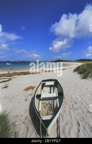 Un ramer amarré sur la plage de sable de Green Porth, Old Grimsby, Tresco, Isles of Scilly, Angleterre, Royaume-Uni Banque D'Images