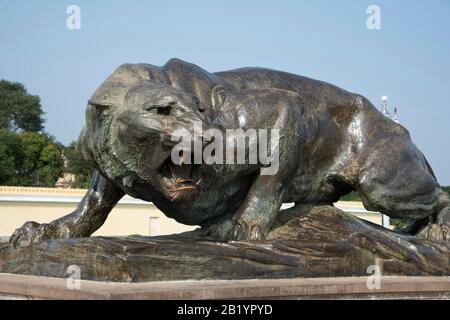 Statue du Lion de bronze Dans Le Domaine du Palais Mysore un palais historique et une résidence royale et la résidence officielle de la dynastie des Wadiyar, My Banque D'Images
