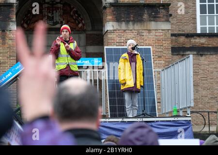 Bristol, Royaume-Uni - vendredi 28 février 2020 - Greta Thunberg, militante du climat, s'exprime à l'occasion de la manifestation sur le climat de Bristol Youth Strike 4 à College Green, à Bristol sous la pluie. Photo Steven May / Alay Live News Banque D'Images