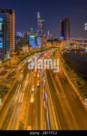 Vue panoramique aérienne sur la ville d'HoChiMinh et l'entrée du tunnel de la rivière Saigon, Vietnam avec ciel bleu au coucher du soleil. Banque D'Images