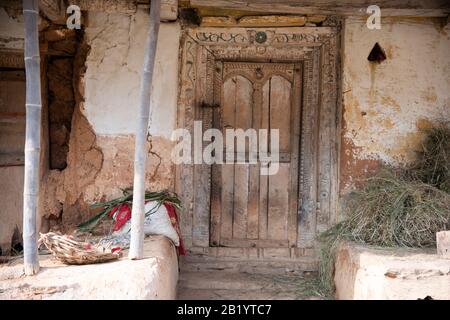 Porte décorative de la maison dans un village près de la statue de Gommateshwara, Shravanabelagola, Karnataka, Inde Banque D'Images