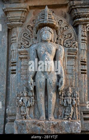 Idole sculptée sur le mur extérieur de Shantinatha Basadi, un temple de Jain dédié au seizième Tirthankar Shantinatha, près de Shravanabelagola, Karnataka Banque D'Images