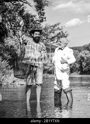 D'autres pêcheurs. La bonne pêche. Les barbus de la pêche. La fête de la famille. Passe-temps et des loisirs. La capture de poissons avec un ami. Les amis pêcher des poissons. Lucky et qualifiés. Spinners et attaquer. Belle prise. À l'appât et crochet. Banque D'Images