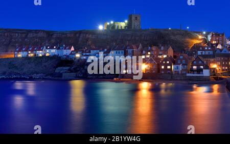 Whitby vieille ville à l'heure bleue, Yorkshire du Nord, Angleterre, Royaume-Uni Banque D'Images