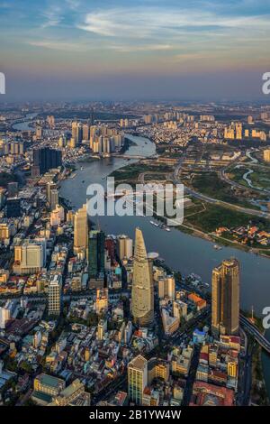 Vue d'en haut photo aérienne de vol d'un drone Ho Chi Minh Ville avec le développement des bâtiments, les transports, l'énergie d'infrastructure d'alimentation. Et financière b Banque D'Images