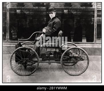 Henry Ford Quadricycle archive vintage 1890 assis et posant sur un Ford Quadricycle le premier véhicule développé par Ford, un inventeur visionnaire et qualifié. Cette première voiture était un cadre simple avec un moteur à gaz et quatre roues de vélo montées sur lui Les premières voitures ont été construites à la main, une par une, et très cher. Les machines particulières ont été considérées comme des jouets pour les riches Dans les années 1890, le 'chariot sans cheval' était une idée relativement nouvelle. Banque D'Images