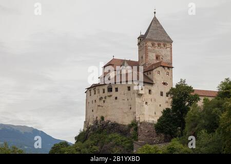 Val ISARCO, ITALIE - 27 JUILLET 2017: Castel Trostburg C'est l'un des plus grands complexes fortifiés du Tyrol du Sud. L'histoire de la forteresse date de bac Banque D'Images