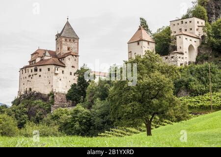 Val ISARCO, ITALIE - 27 JUILLET 2017: Castel Trostburg C'est l'un des plus grands complexes fortifiés du Tyrol du Sud. L'histoire de la forteresse date de bac Banque D'Images