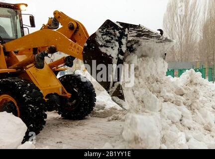 Véhicule déneigeux déneigeux, nettoyage de la neige dans la cour Banque D'Images