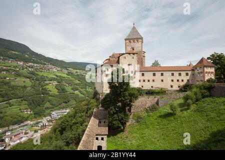 Val ISARCO, ITALIE - 27 JUILLET 2017: Castel Trostburg C'est l'un des plus grands complexes fortifiés du Tyrol du Sud. L'histoire de la forteresse date de bac Banque D'Images