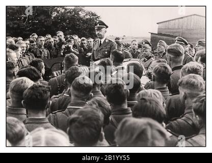 Vintage Nazi News Propaganda image de Reichsfuehrer-SS Heinrich Himmler s'adressant à un groupe de soldats dans un régiment de cavalerie du Waffen SS dans les territoires de l'est de la Pologne. Seconde Guerre mondiale seconde Guerre mondiale années 1940 Banque D'Images