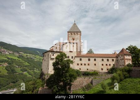 Val ISARCO, ITALIE - 27 JUILLET 2017: Castel Trostburg C'est l'un des plus grands complexes fortifiés du Tyrol du Sud. L'histoire de la forteresse date de bac Banque D'Images