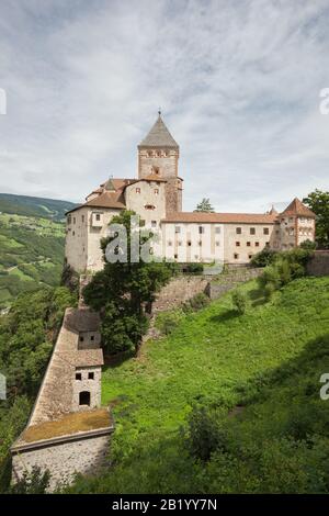 Val ISARCO, ITALIE - 27 JUILLET 2017: Castel Trostburg C'est l'un des plus grands complexes fortifiés du Tyrol du Sud. L'histoire de la forteresse date de bac Banque D'Images