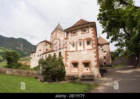 Val ISARCO, ITALIE - 27 JUILLET 2017: Castel Trostburg C'est l'un des plus grands complexes fortifiés du Tyrol du Sud. L'histoire de la forteresse date de bac Banque D'Images