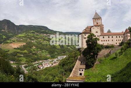 Val ISARCO, ITALIE - 27 JUILLET 2017: Castel Trostburg C'est l'un des plus grands complexes fortifiés du Tyrol du Sud. L'histoire de la forteresse date de bac Banque D'Images