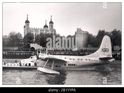 Archive 1949 BOAC Short Solent Flying Boat Amarré à Tower of London UK Le Short Solent est un bateau de vol de passagers produit par Short Brothers à la fin des années 1940. Il a été développé à partir du Short Seaford, lui-même un développement de la conception de bateau-pilote militaire Sunderland court. Le premier Solent a pris l'avion en 1946. Les nouveaux Solents ont été utilisés par BOAC et TEAL, la production se terminant en 1949 BOAC Short Solent Flying Boat G-AKNO Thames River London England News photo Banque D'Images