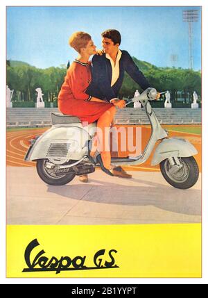 VESPA SCOOTER 1955 Vintage Publicité avec couple élégant sur le légendaire Vespa GS 150 un jalon dans l'histoire du scooter, non seulement pour Vespa mais pour le marché dans son ensemble. Probablement le scooter le plus emblématique jamais produit et maintenant très trier après. Dans les années 50, le marché a changé et Vespa est devenu une déclaration de symbole de style de mode des années 1950 pour que les jeunes se distinguent. Pour la première fois, un véhicule pour le marché de masse a été créé avec un moteur et des performances plus silencieux. Le Vespa 150 GS 1955 Banque D'Images