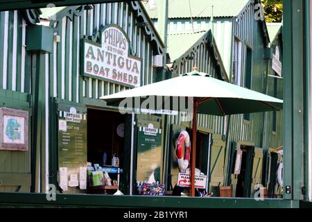 Les Cabanes D'Antigua, Christchurch, Nouvelle-Zélande. Fondée en 1882, elle offre la location de kayaks, de canoës, de bateaux à pédales et de bateaux à rames sur la rivière Avon Banque D'Images