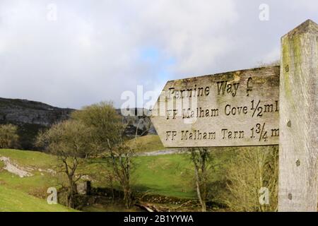 Le panneau Pennine Way dirige les marcheurs vers Malham Cove Banque D'Images