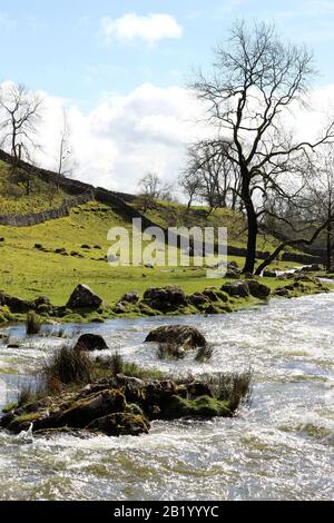 Le ruisseau près de Malham Cove, qui est très élevé après de fortes précipitations en mars 2019 Banque D'Images
