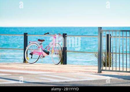 Vélo classique rose stationné près de la plage en Australie Banque D'Images