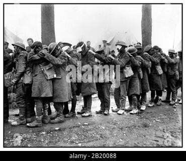 Archive Guerre mondiale 1 VICTIMES D'UNE ATTAQUE DE GAZ British 55ème Division victimes de gaz 10 avril 1918 les troupes de la British 55ème West Lancashire Division aveuglées par des gaz lacrymogènes attendent un traitement dans un poste de pansement avancé près de Bethune pendant la bataille d'Estaires, 10 avril 1918, une partie de l'offensive allemande en Flandre. Banque D'Images