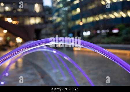 Fontaine dans la place Aldgate nouvellement rédéveloppée le 26 novembre 2019 à Londres, Angleterre, Royaume-Uni. Aldgate est un quartier électoral de la ville de Londres et une zone plus large dans l'est de Londres s'étendant à la fois sur la ville de Londres et le quartier londonien de Tower Hamlets. Aldgate est nommé d'après une porte dans l'ancien mur de Londres autour de la ville. Banque D'Images