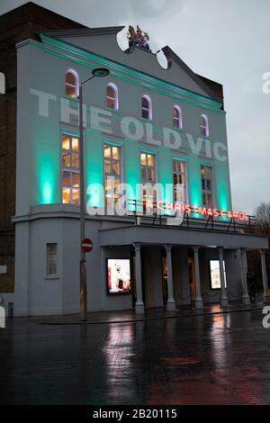 Le théâtre Old Vic qui présente actuellement un Noël Carol de Charles Dickens est éclairé au coucher du soleil le 27 novembre 2019 à Londres, Angleterre, Royaume-Uni. Le Vieux Vic est l'un des théâtres les plus connus et les plus appréciés au monde, synonyme du plus grand talent d'acteur que la Grande-Bretagne ait jamais produit. Ce bâtiment emblématique de 192 ans a une riche histoire de grandes performances et La Old Vic Theatre Company continue d'attirer les meilleurs talents créatifs du Royaume-Uni et du monde entier pour faire ses célèbres planches. Banque D'Images