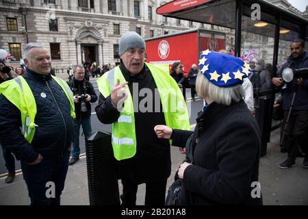 Pro Brexit Leave supportera avec un resreste comme ils se réunissent à Westminster le jour du Brexit alors que le Royaume-Uni se prépare à quitter l'Union européenne le 31 janvier 2020 à Londres, en Angleterre, au Royaume-Uni. À 23 heures, le vendredi 31 janvier 2020, Le Royaume-Uni et l'Irlande du Nord quitteront officiellement l'UE et entament des négociations sur l'accord futur et l'accord commercial, tout en adhérant aux règles de l'UE jusqu'à la fin de 2020. Banque D'Images