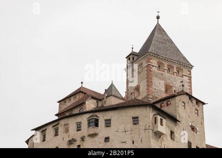 Val ISARCO, ITALIE - 27 JUILLET 2017: Castel Trostburg C'est l'un des plus grands complexes fortifiés du Tyrol du Sud. L'histoire de la forteresse date de bac Banque D'Images