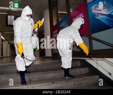 Séoul, Corée Du Sud. 28 février 2020. Les travailleurs sud-coréens portant des engins de protection vaporisent du désinfectant par mesure de précaution contre le nouveau coronavirus dans une station de métro à Séoul, en Corée du Sud, le 28 février 2020. (Photo de: Lee Young-ho/Sipa USA) crédit: SIPA USA/Alay Live News Banque D'Images