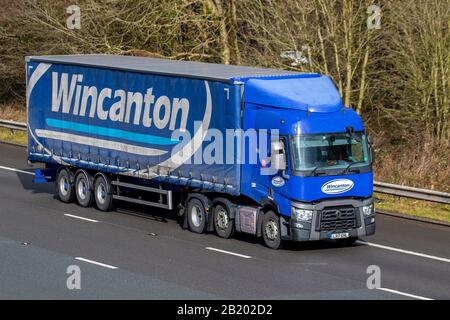 2017 CHARIOTS de livraison WINCANTON Renault HGV Haulage, camion, transport, camion, cargo, véhicule, industrie européenne du transport commercial, M61 à Manchester, Royaume-Uni Banque D'Images