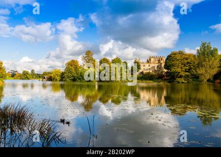 Sherborne 'New' Castle construit 1594 par Sir Walter Raleigh vue sur le lac artificiel conçu par Capability Brown, Sherborne, Dorset, Angleterre, Royaume-Uni Banque D'Images