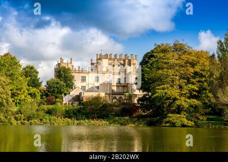 Sherborne 'New' Castle construit 1594 par Sir Walter Raleigh vue sur le lac artificiel conçu par Capability Brown, Sherborne, Dorset, Angleterre, Royaume-Uni Banque D'Images