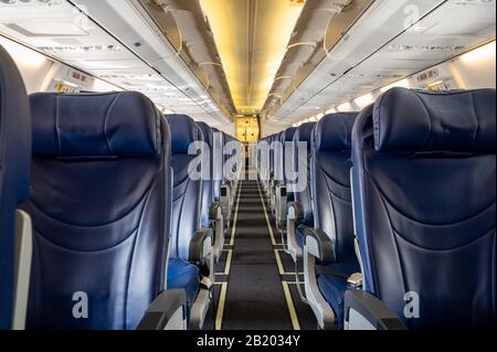 Intérieur vide de l'avion Boeing 737 à passagers à corps étroit Banque D'Images