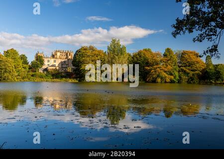 Sherborne 'New' Castle construit 1594 par Sir Walter Raleigh vue sur le lac artificiel conçu par Capability Brown, Sherborne, Dorset, Angleterre, Royaume-Uni Banque D'Images