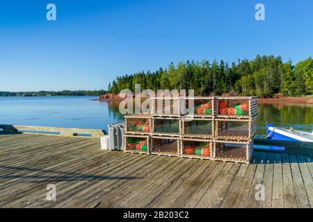 Casiers à homard sur le quai dans les régions rurales de l'Île-du-Prince-Édouard, Canada. Banque D'Images