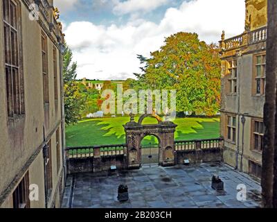 Le château Sherborne 'Old' du XIIe siècle a vu à travers Le lac artificiel De Capability Brown depuis le château 'New', Dorset, Angleterre, Royaume-Uni Banque D'Images